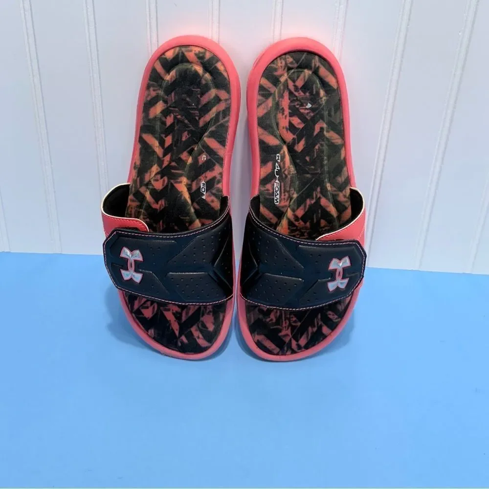 Women Under Amour slippers Size 6Y